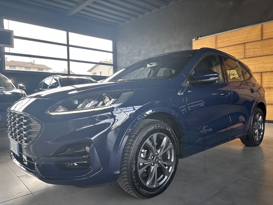 Tappa a Vermezzo con Zelo: Ford Kuga 2023 Blu Desert Island