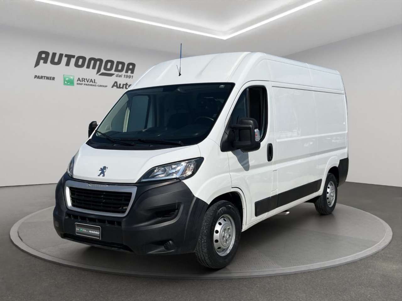 Peugeot Boxer 35 con sponda: carico facile, squadra a bordo