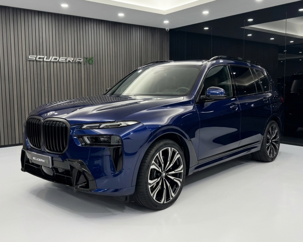 X7 M Sport in Tanzanite: sette posti veri, lusso da Scuderia 76