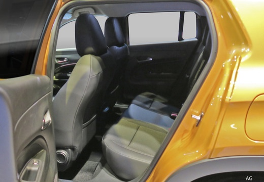 Jeep Avenger 1.2 turbo e-hybrid mhev Longitude fwd 110cv edct6 — foto 17