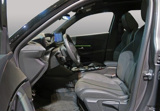 Peugeot 2008 II 2023 1.2 hybrid Style 110cv e-dcs6 — foto 8