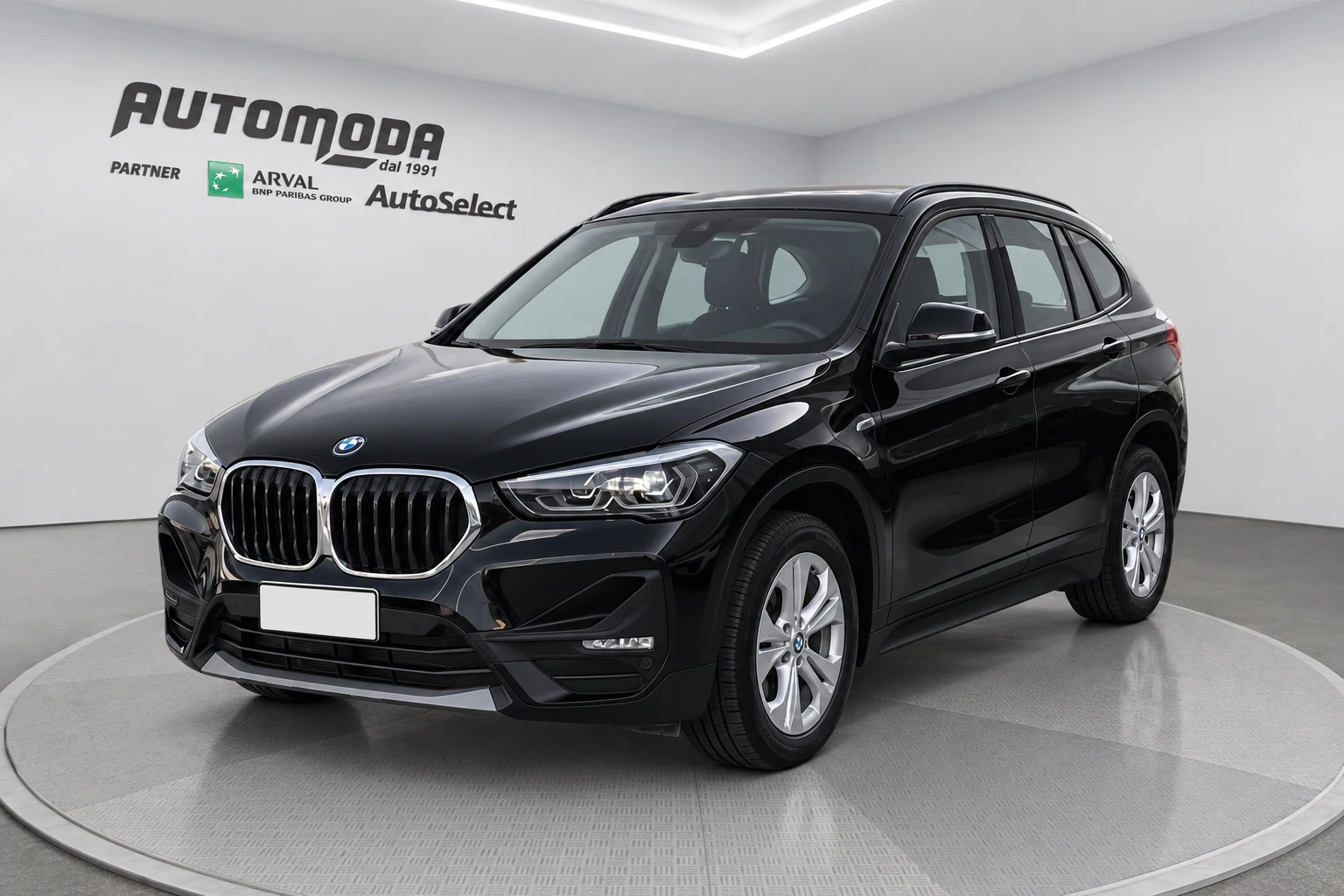 BMW X1 nera del 2022: equilibrio vero da SUV compatto
