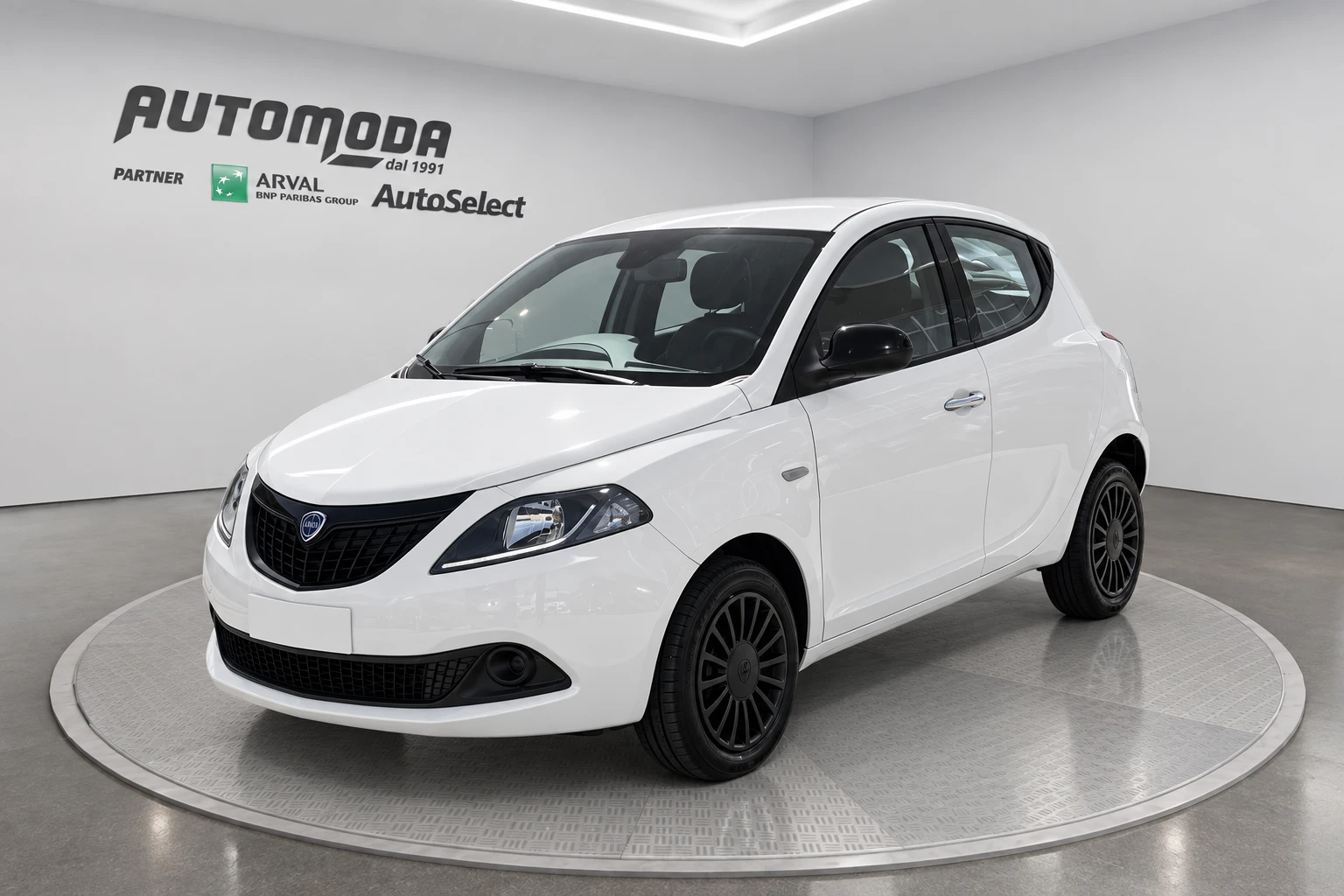 Quattro chilometri: Ypsilon Hybrid Silver da Automoda