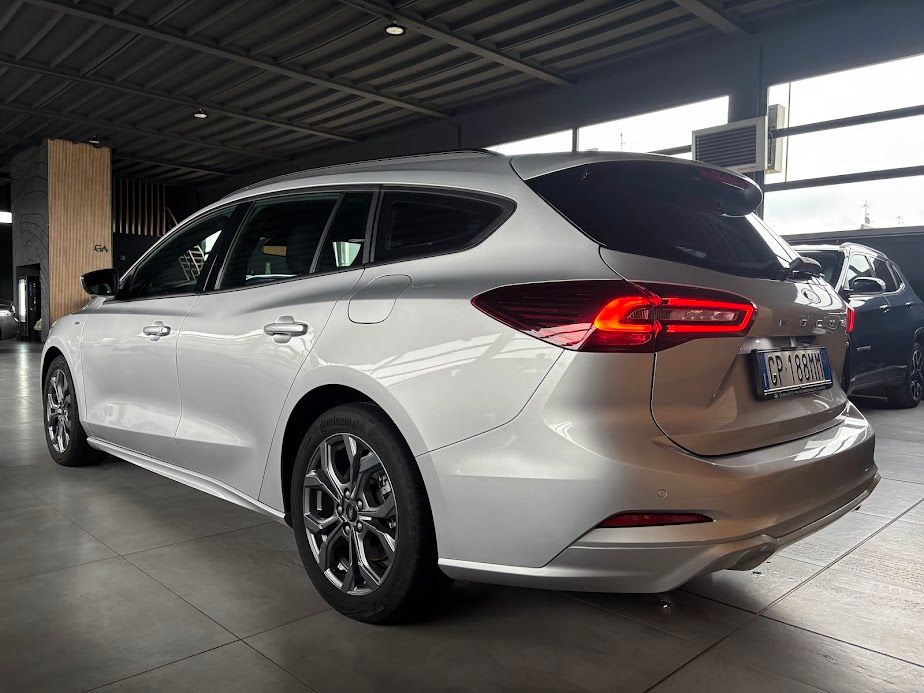 Ford Focus SW 1.0 ecoboost h ST-Line Design 125cv powershift 25.000KM 2023 — foto 2
