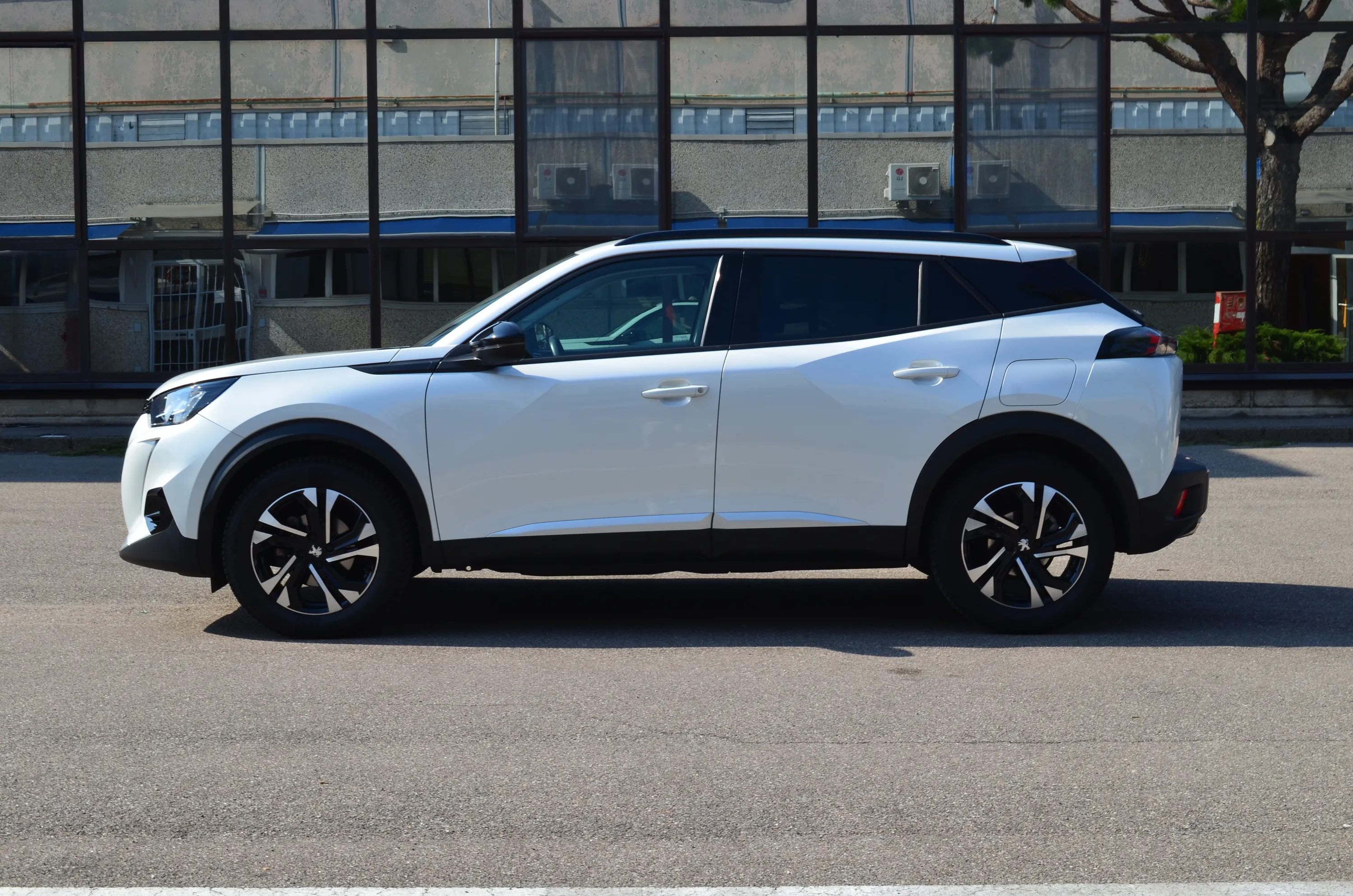 Peugeot 2008 1.2 puretech Allure Pack s&s 130cv 2022 — foto 4