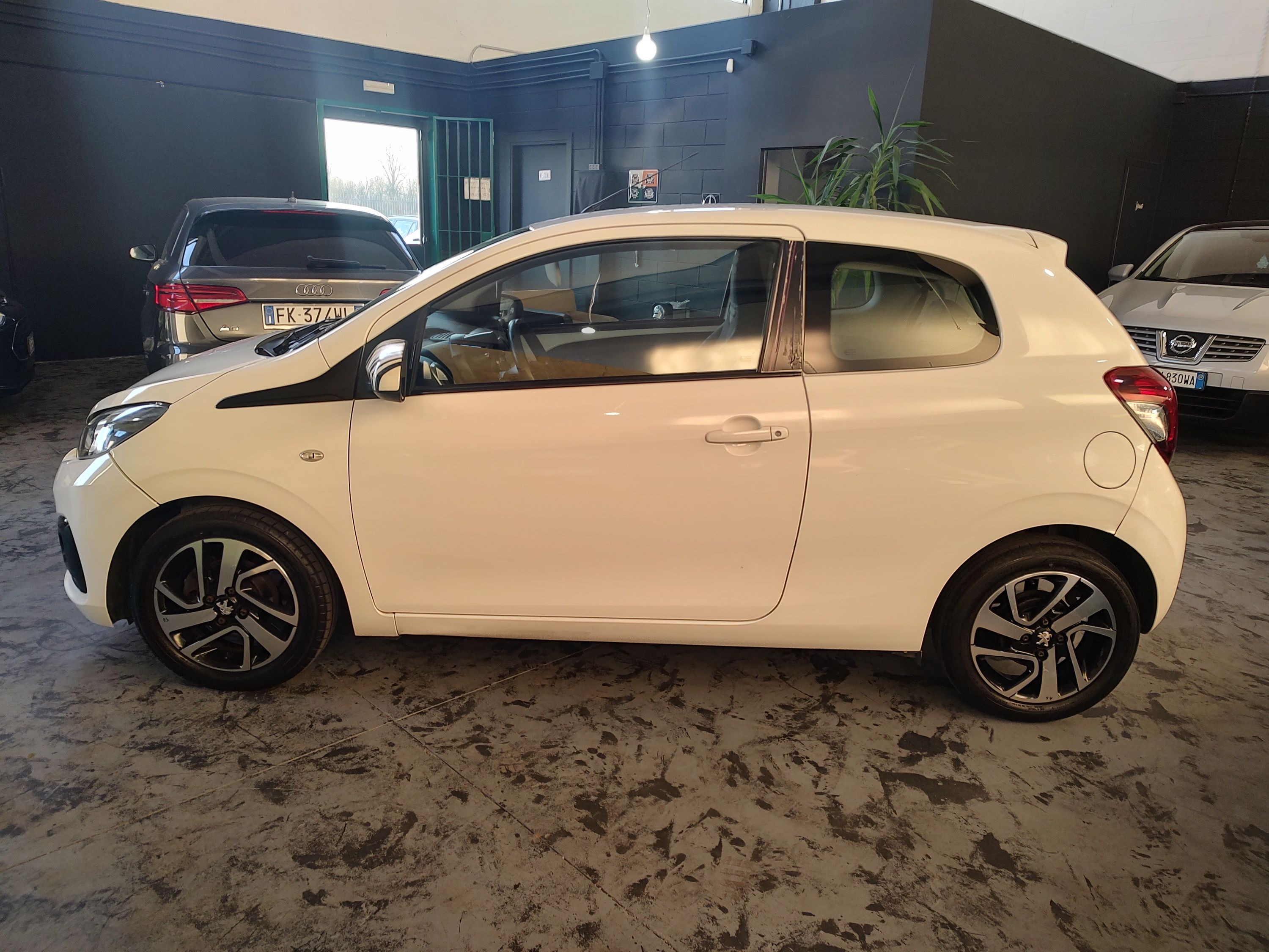 Peugeot 108 3p 1.0 12v Active 2014 — foto 2