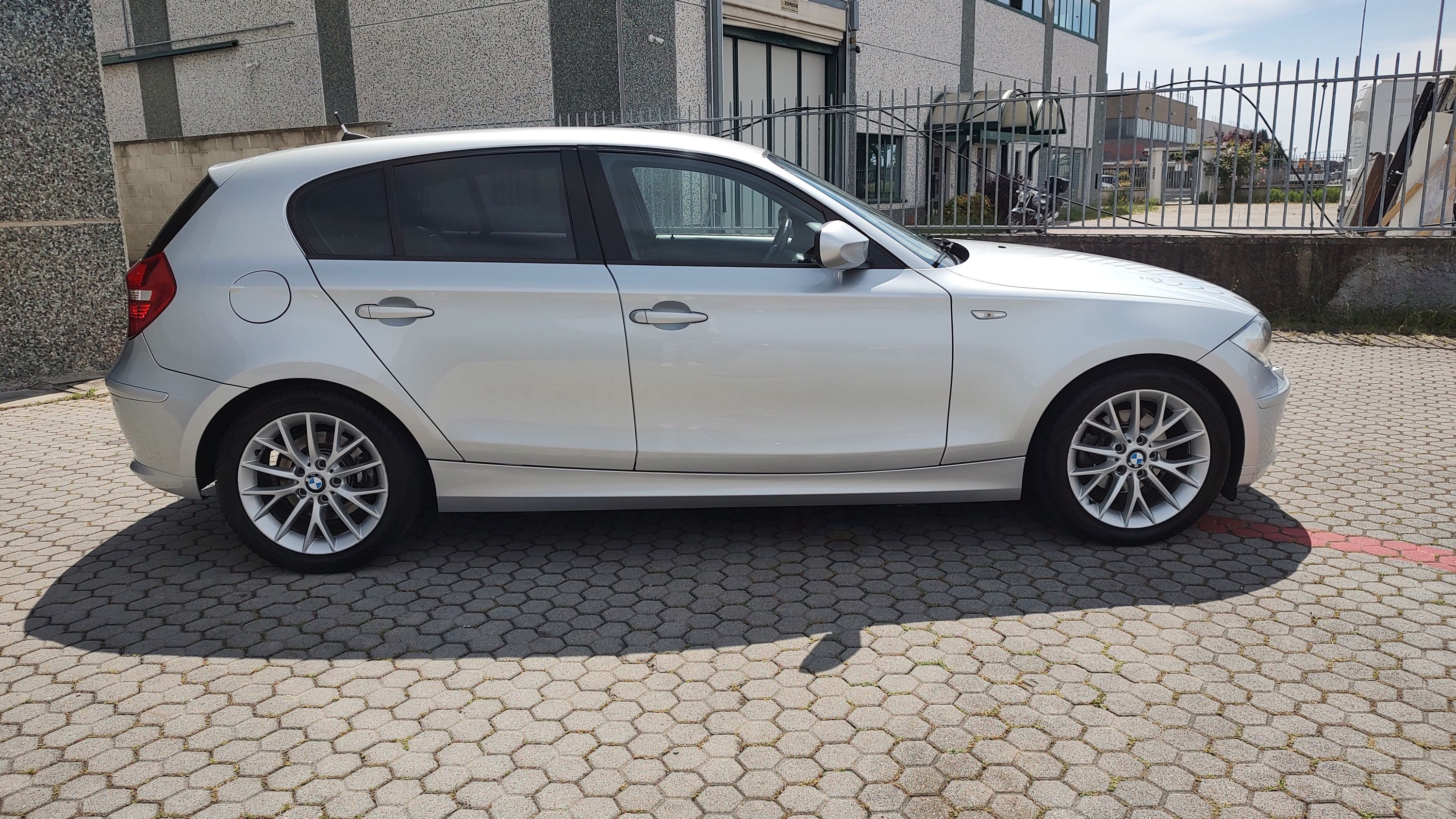BMW 118d 5p 2.0 Futura 143cv dpf 2010 — foto 4