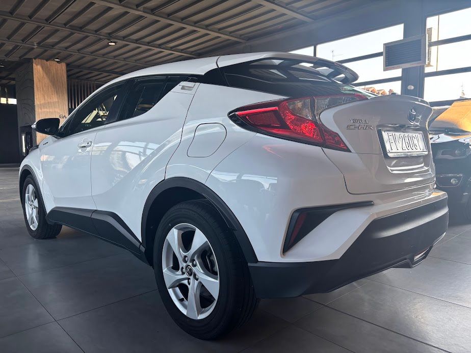 Toyota C-HR 1.8h Business  e-cvt + IVA 2019 — foto 2