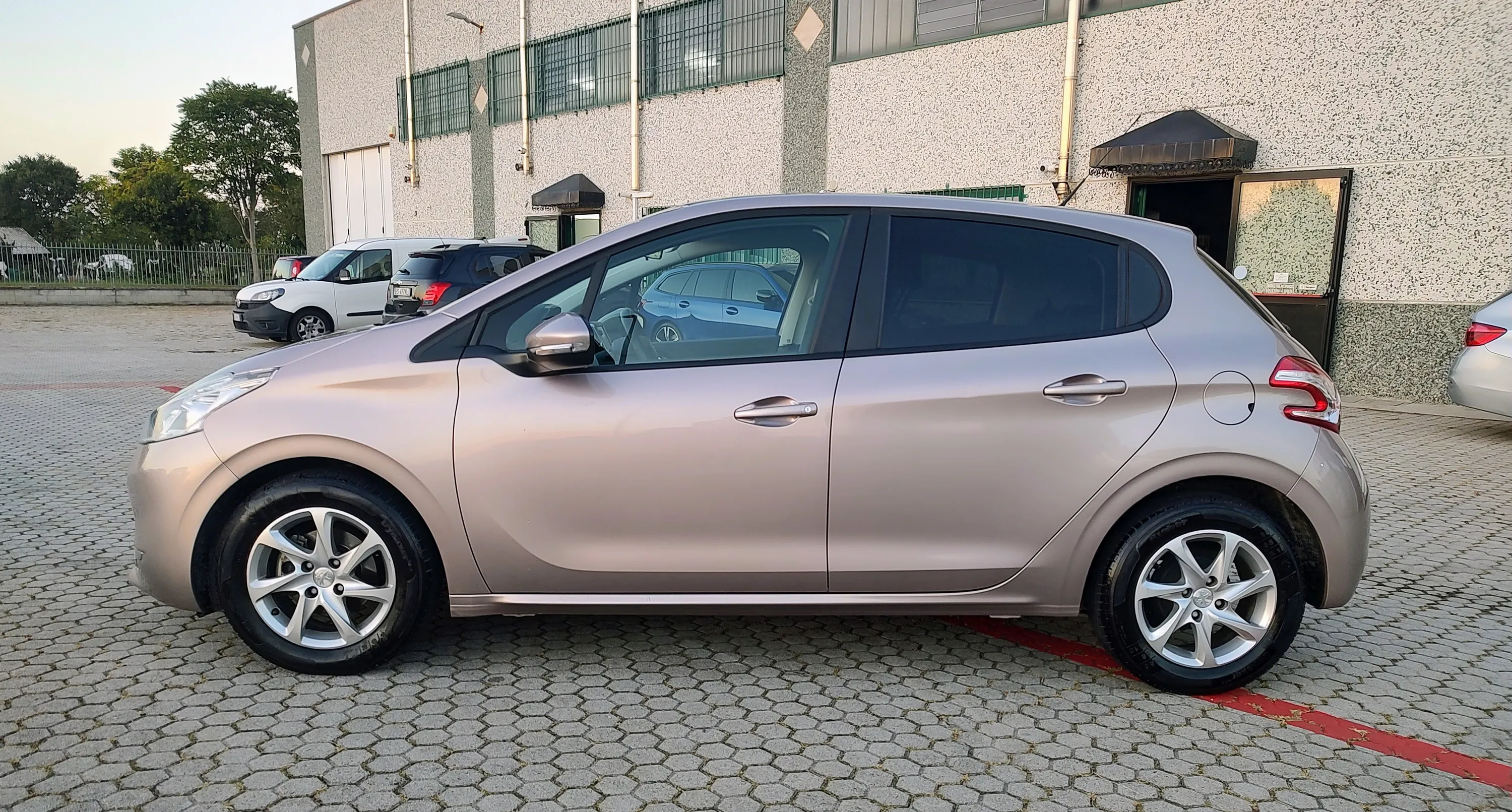 Peugeot 208 5p 1.2 vti 12v Allure 2013 — foto 2