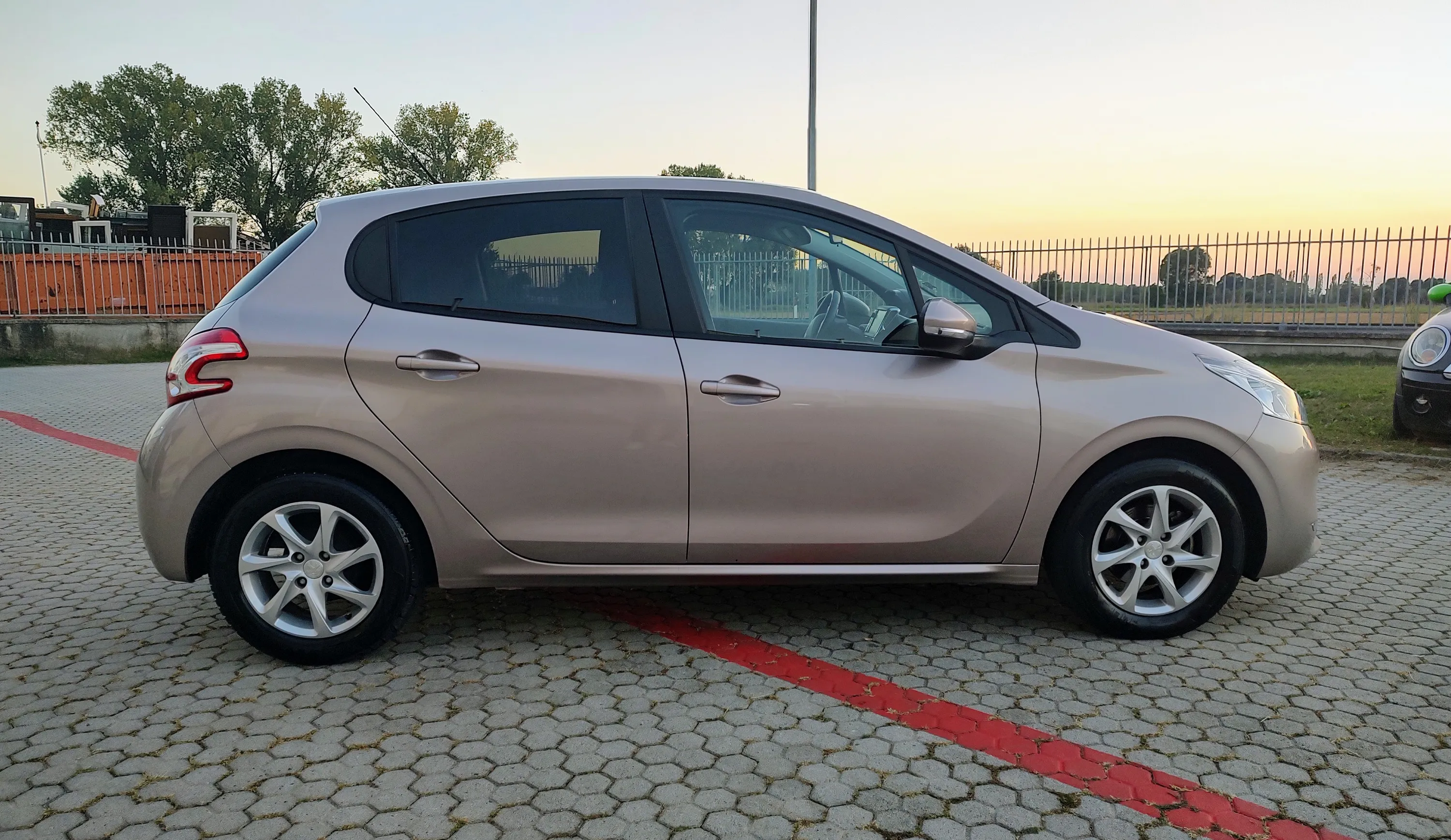 Peugeot 208 5p 1.2 vti 12v Allure 2013 — foto 6