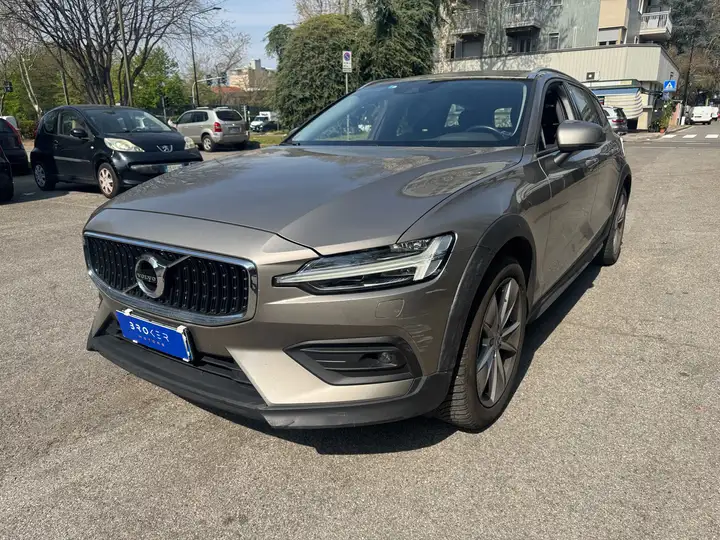 Volvo V60 II 2019 Cross Country