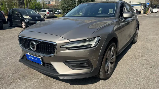 Volvo V60 II 2019 Cross Country