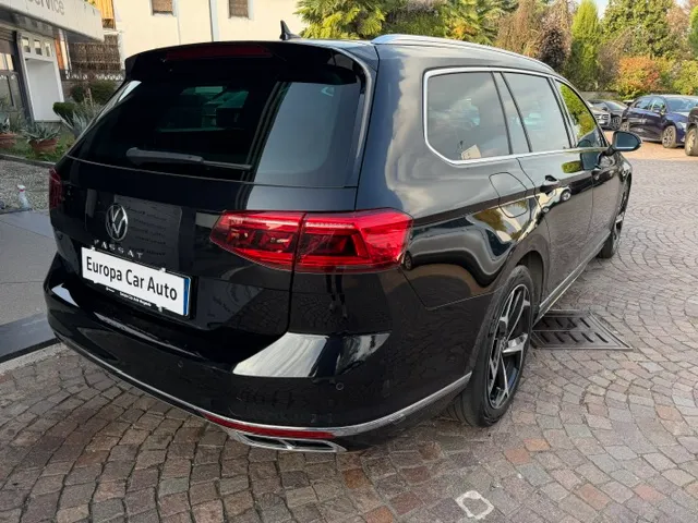 Volkswagen Passat Variant 2.0 tdi Executive 150cv dsg R-Line pack 2023 — foto 4