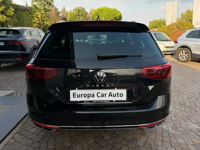Volkswagen Passat Variant 2.0 tdi Executive 150cv dsg R-Line pack 2023 — foto 5