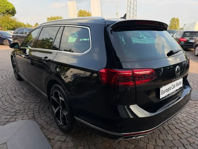 Volkswagen Passat Variant 2.0 tdi Executive 150cv dsg R-Line pack 2023 — foto 6