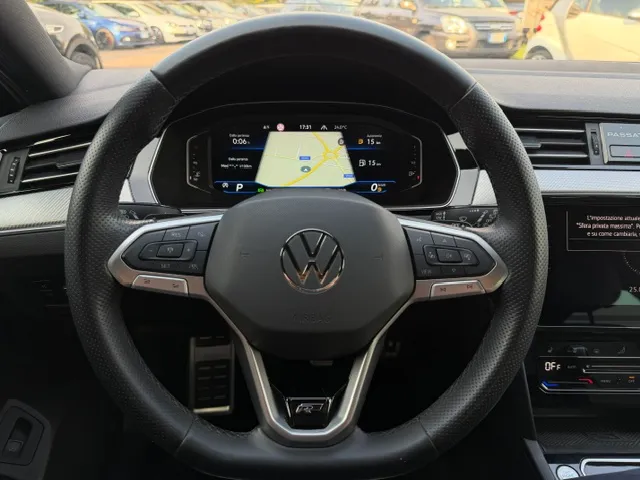 Volkswagen Passat Variant 2.0 tdi Executive 150cv dsg R-Line pack 2023 — foto 13