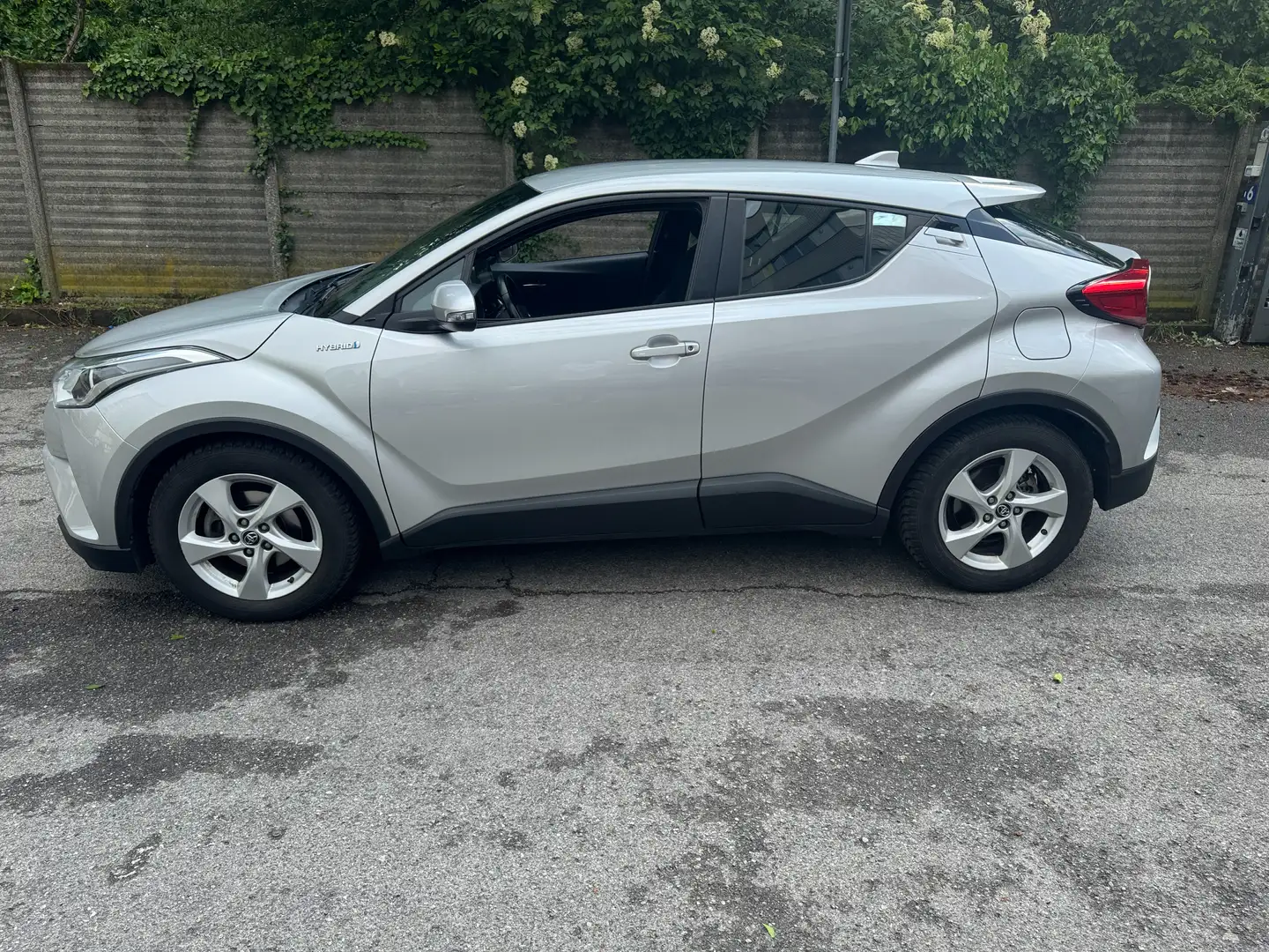 Toyota C-HR 1.8h Active 2wd e-cvt 2019 — foto 3