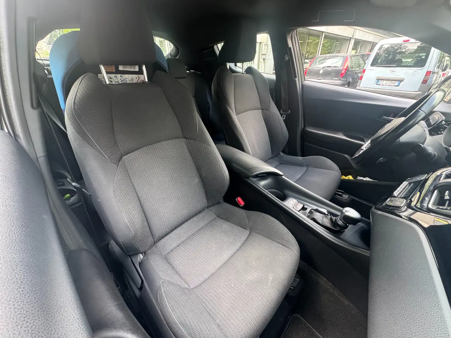 Toyota C-HR 1.8h Active 2wd e-cvt 2019 — foto 11