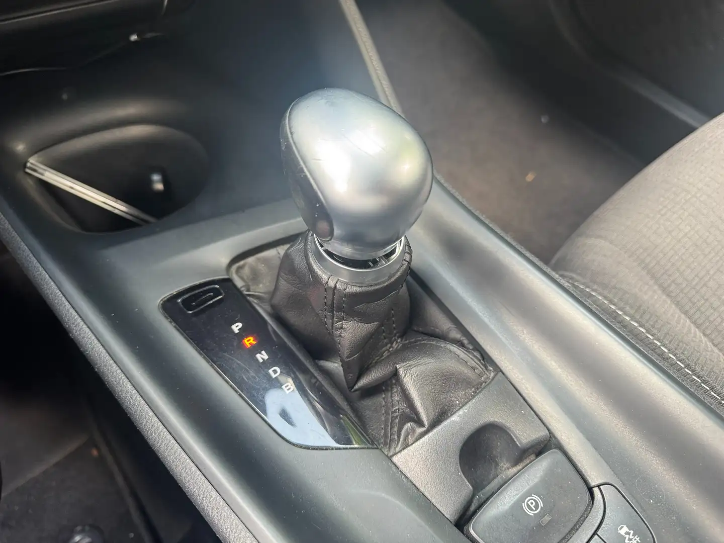 Toyota C-HR 1.8h Active 2wd e-cvt 2019 — foto 12