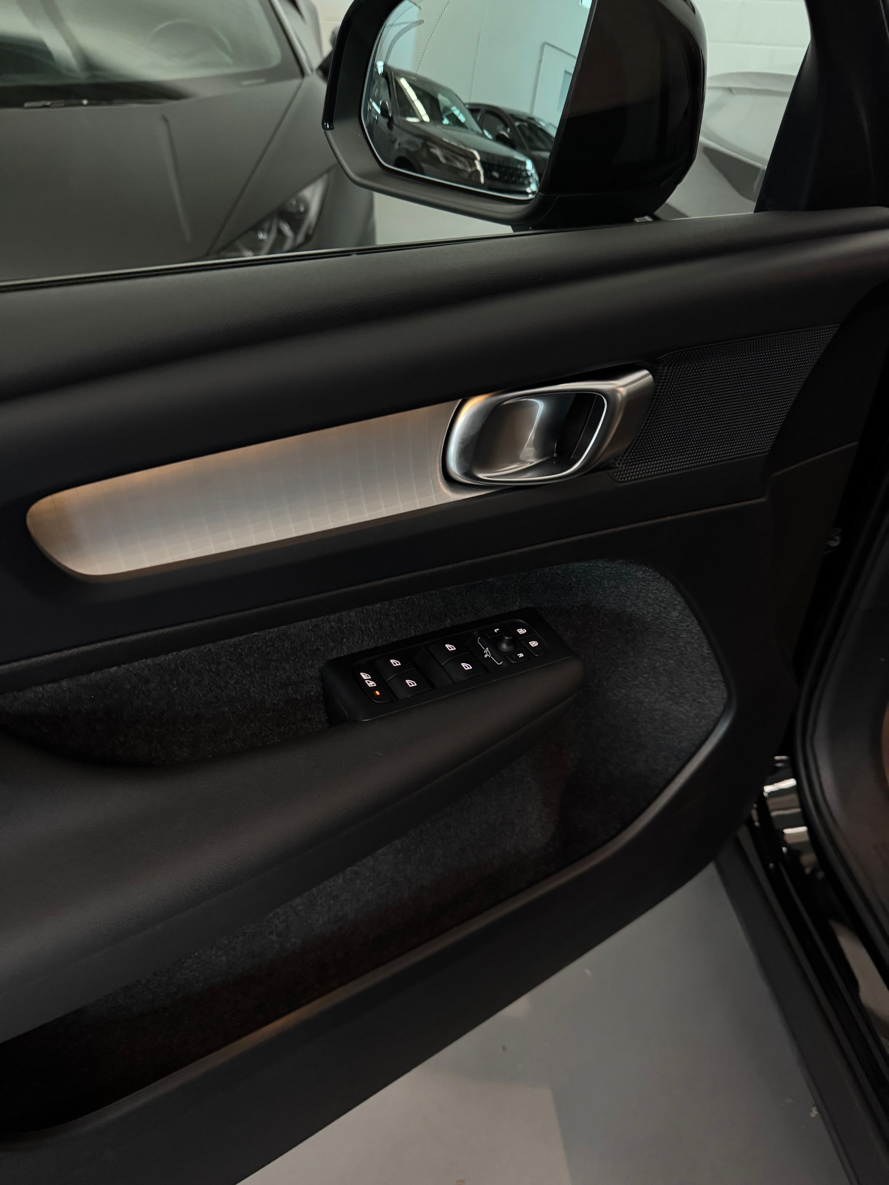 Volvo XC40 B3 MILD HYBRID CORE auto 2.0cc 163cv CarPlay Finanziabile 2025 — foto 9