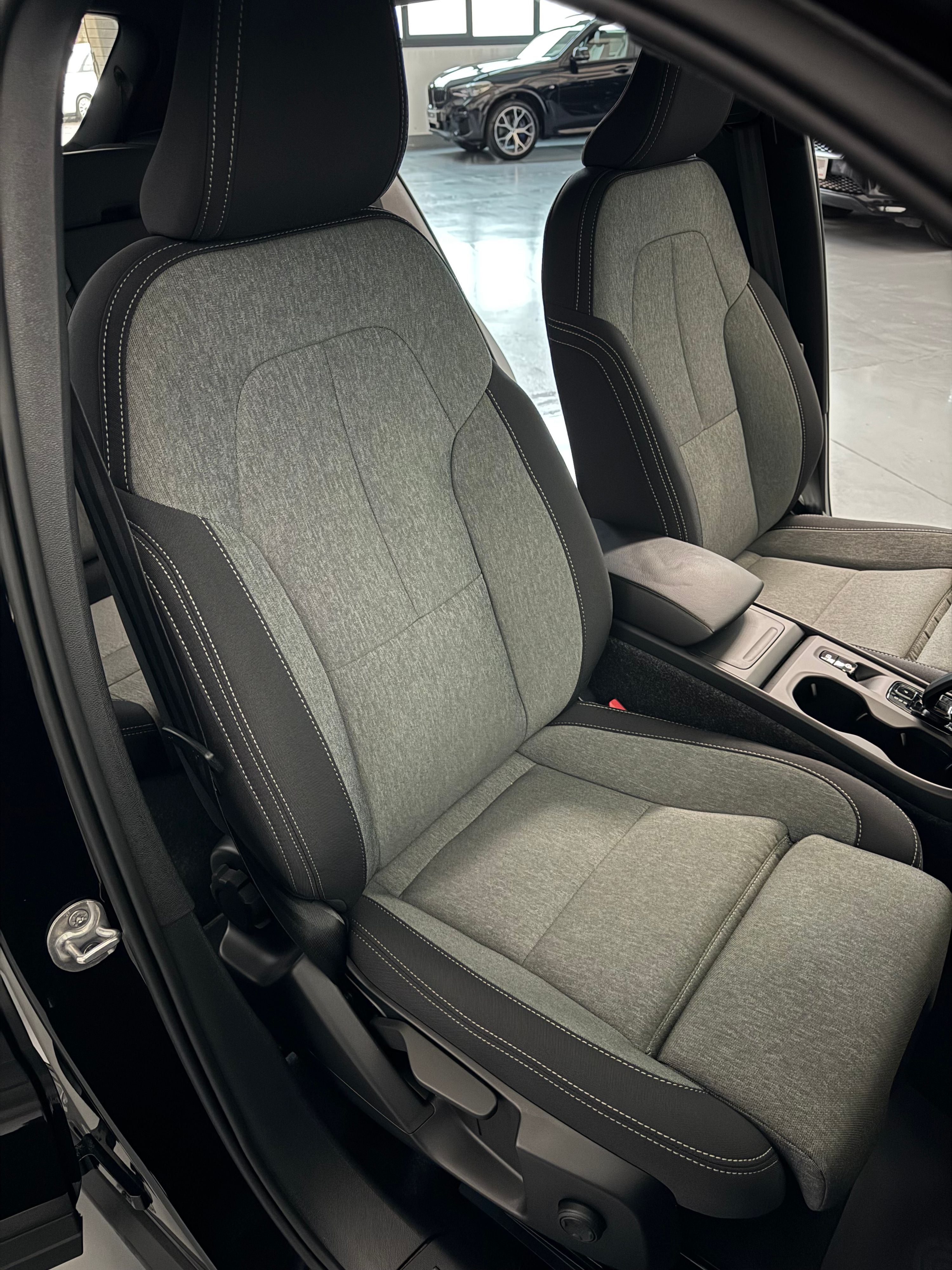 Volvo XC40 B3 MILD HYBRID CORE auto 2.0cc 163cv CarPlay Finanziabile 2025 — foto 13