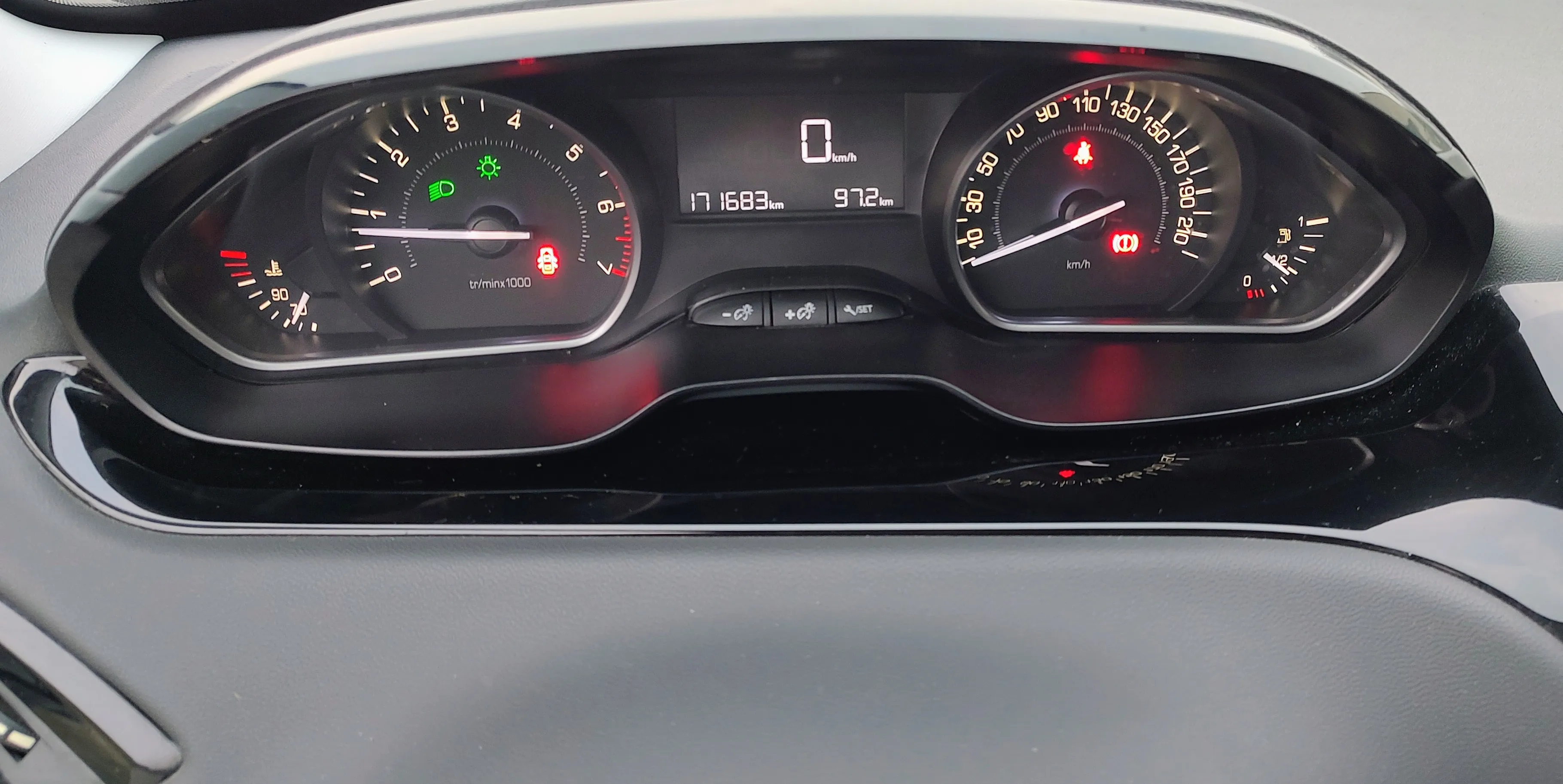Peugeot 208 5p 1.2 puretech Active 82cv 2015 — foto 10