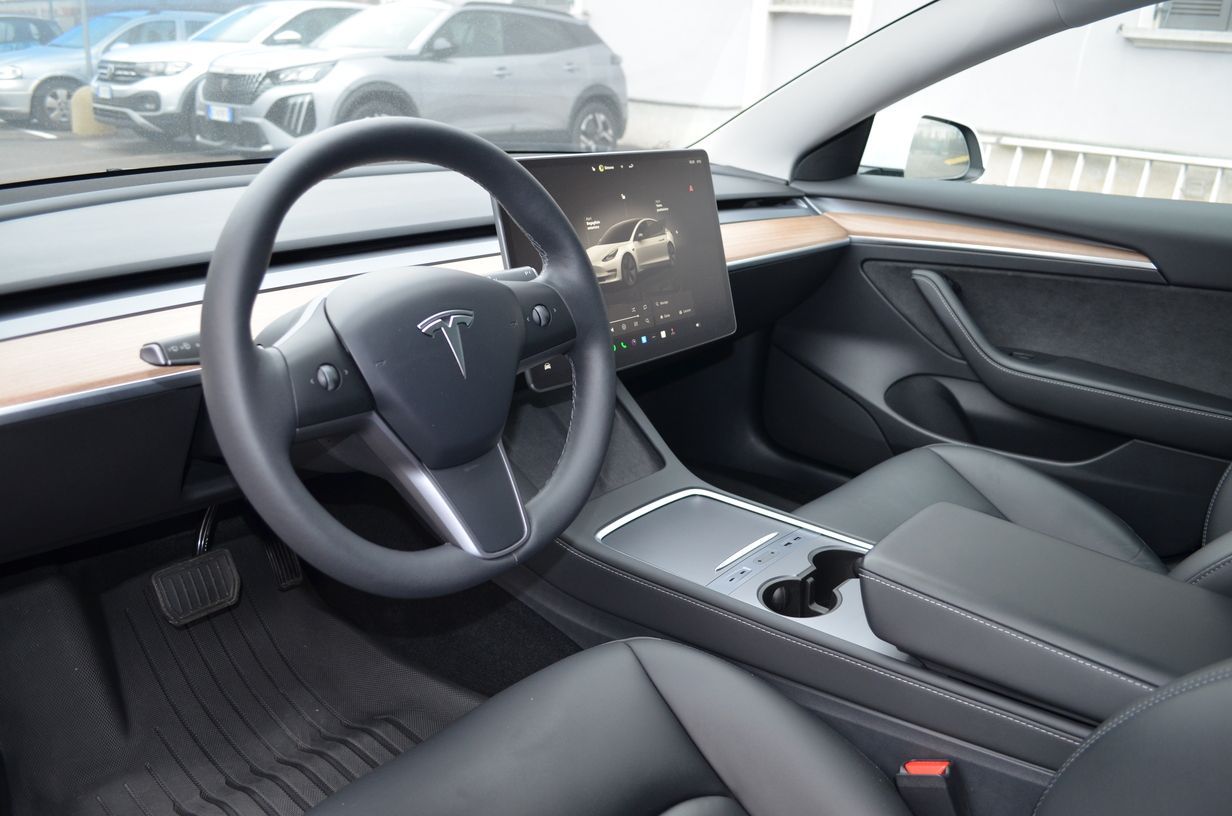 Tesla Model 3 Standard rwd 2023 — foto 13