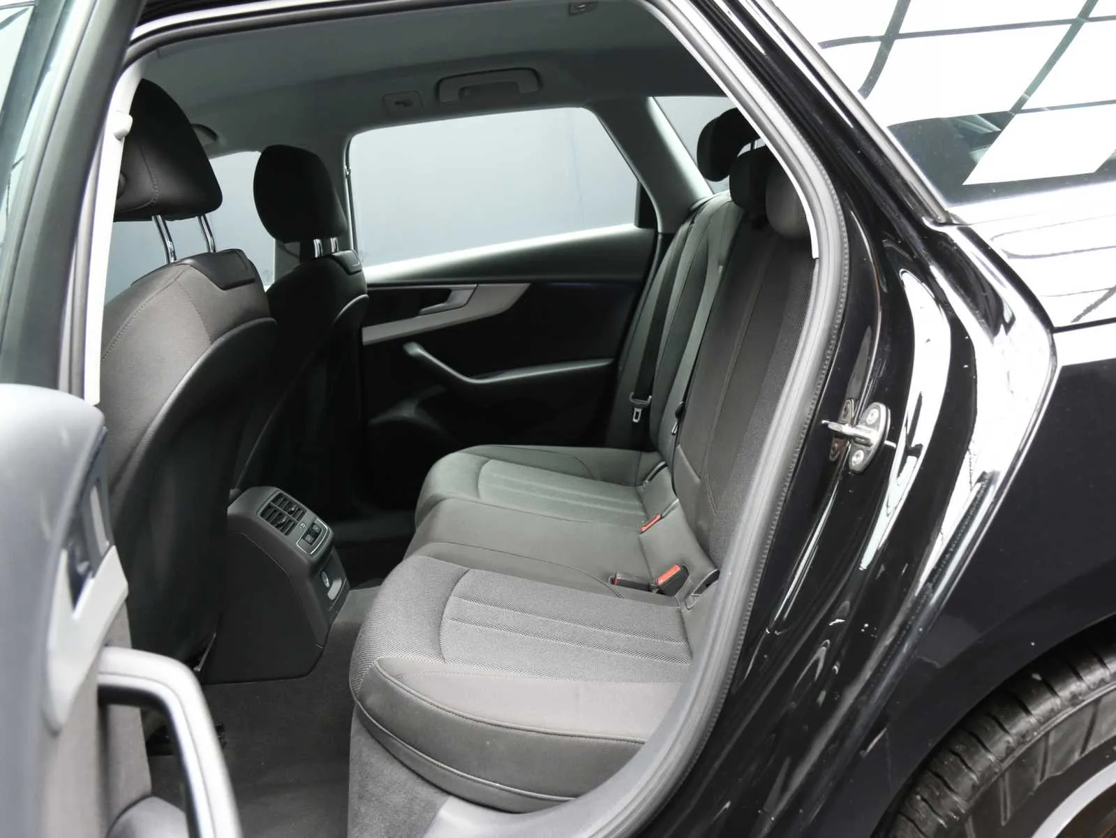 Audi A4 Avant 35 2.0 tdi mhev Business Advanced 163cv s-tronic 2023 — foto 5