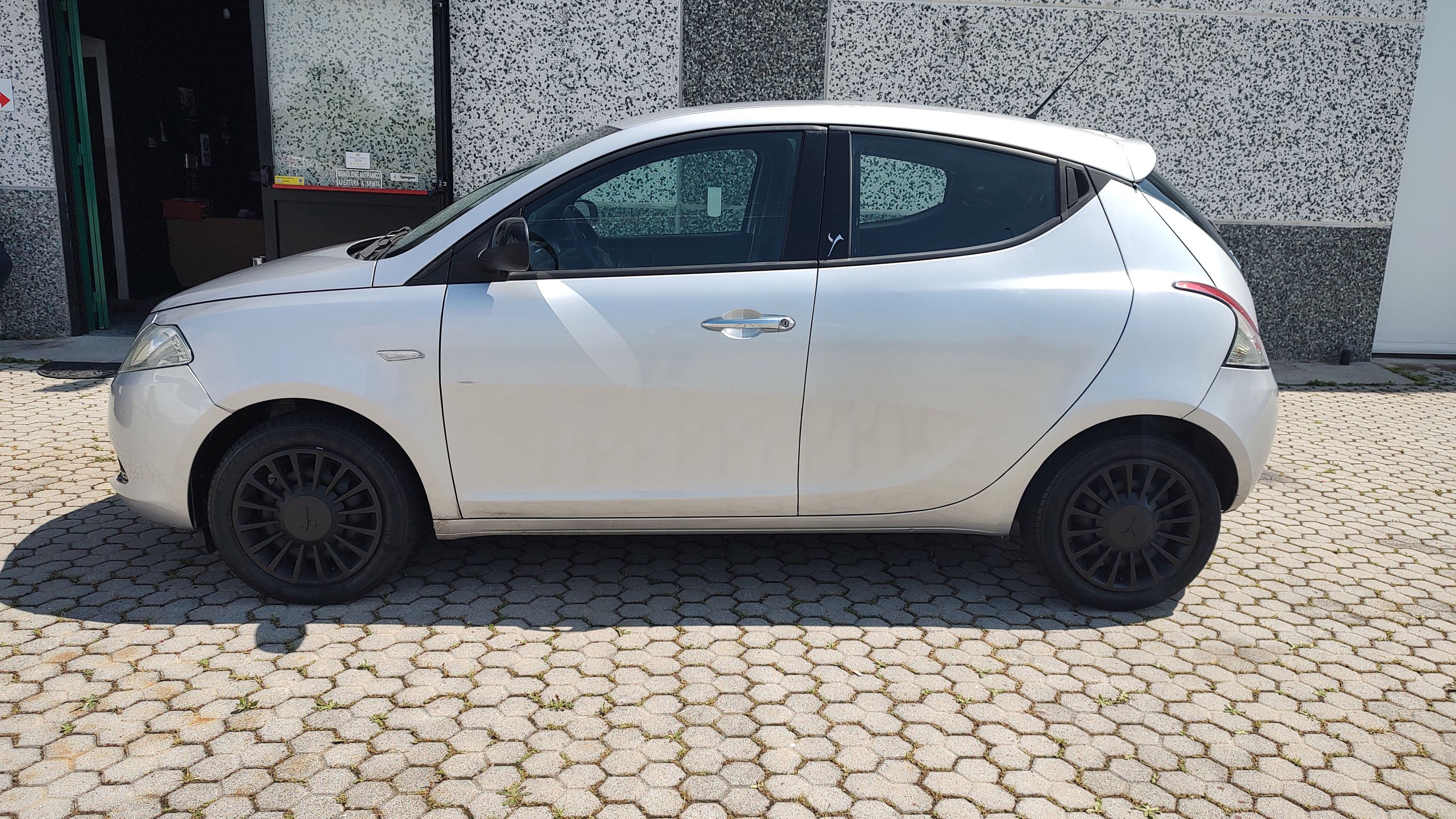 Lancia Ypsilon 1.2 8v Platinum 69cv E6 2013 — foto 2