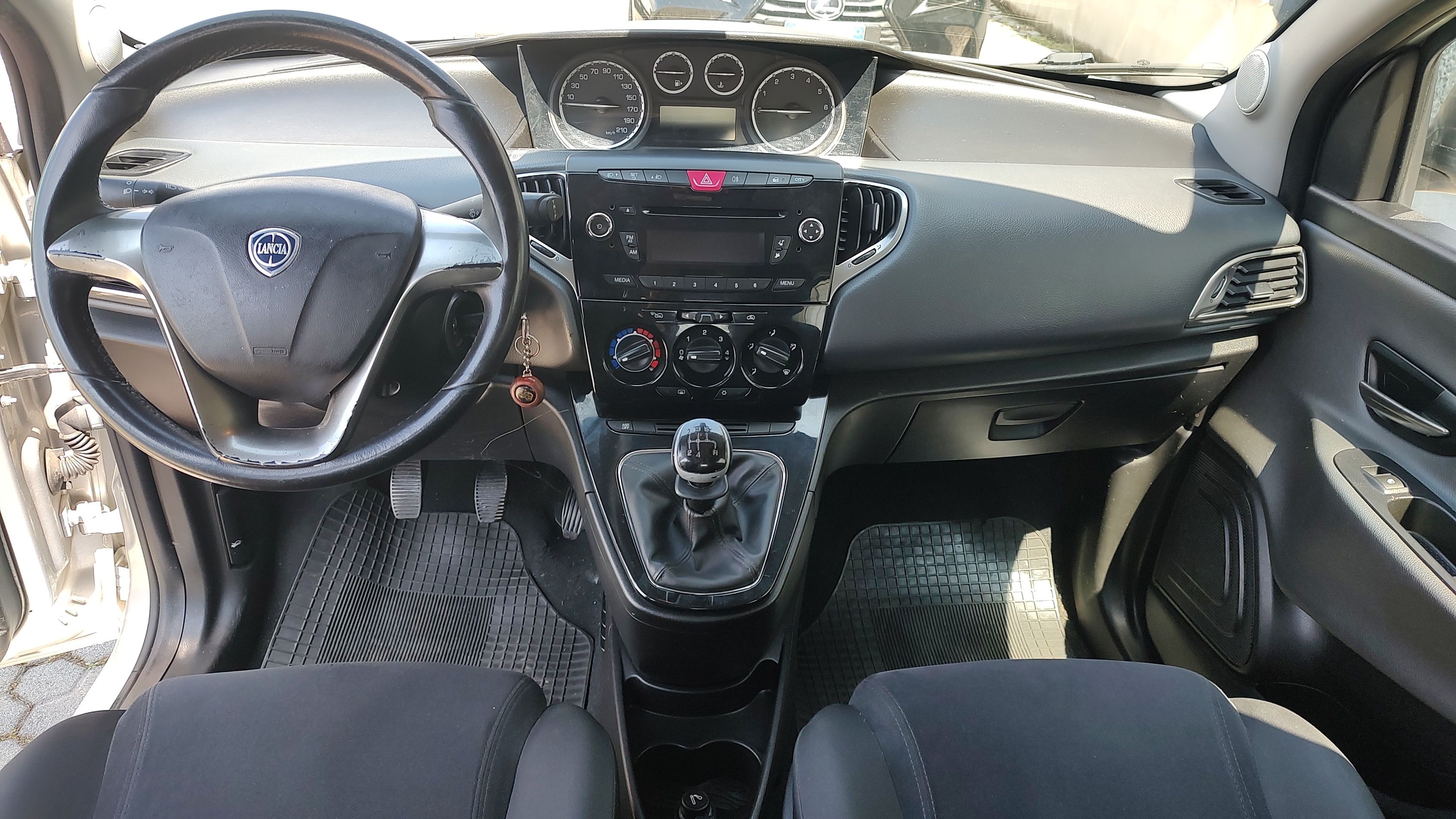 Lancia Ypsilon 1.2 8v Platinum 69cv E6 2013 — foto 9