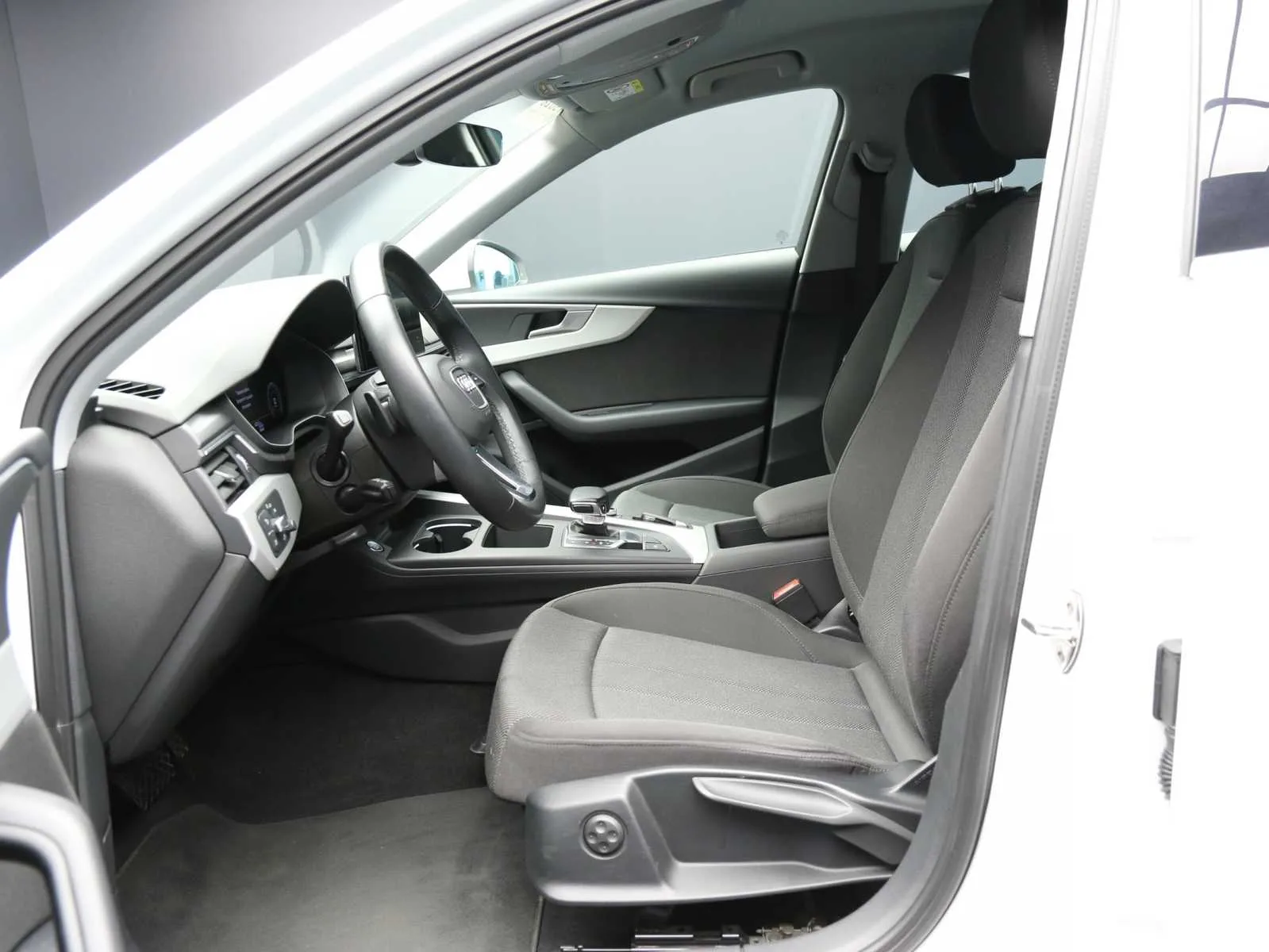 Audi A4 Avant 30 2.0 tdi mhev Business Advanced 136cv s-tronic 2023 — foto 5