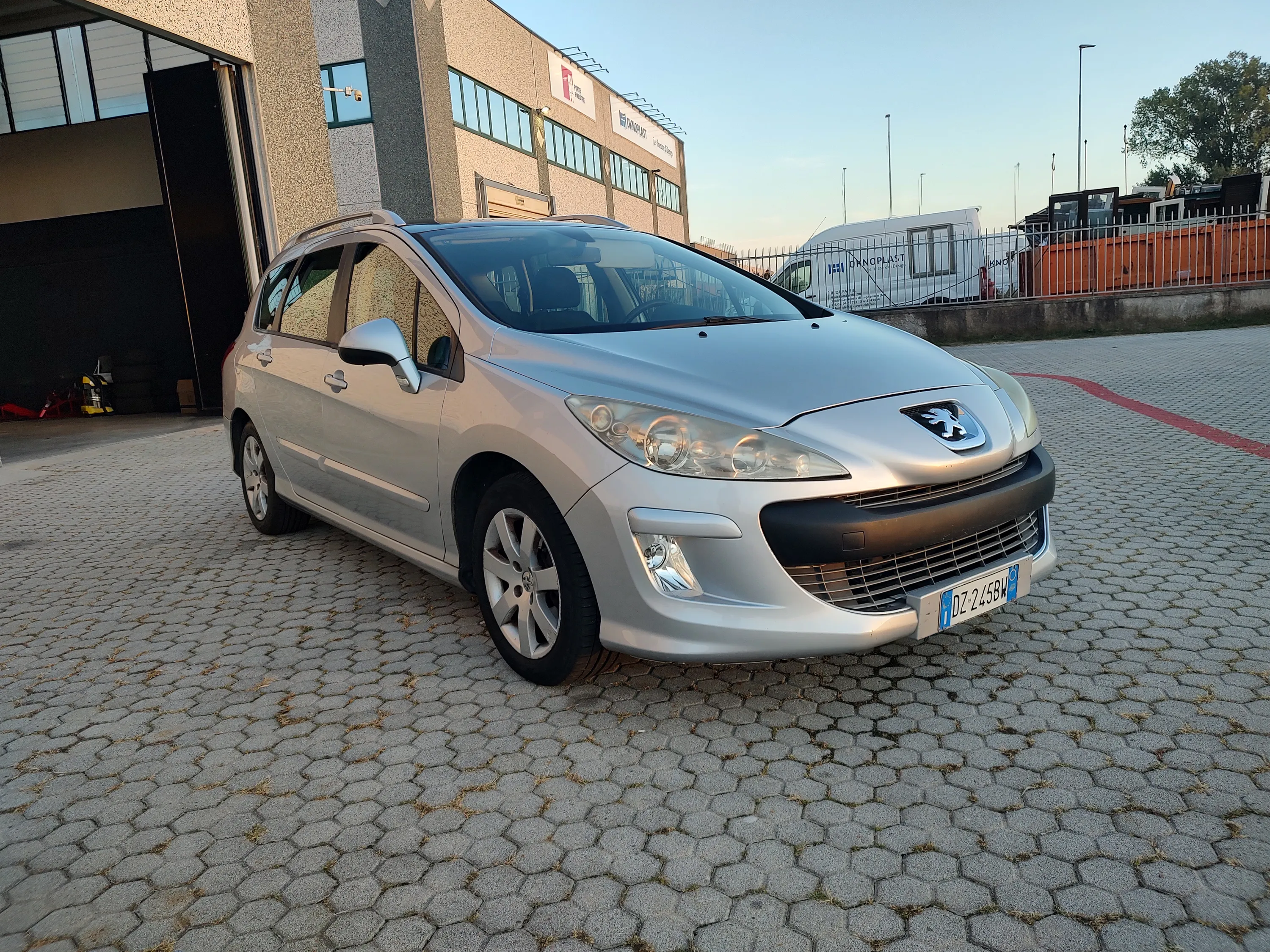 Peugeot 308 SW 1.6 hdi 16v Tecno Ciel 110cv fap 2009 — foto 2