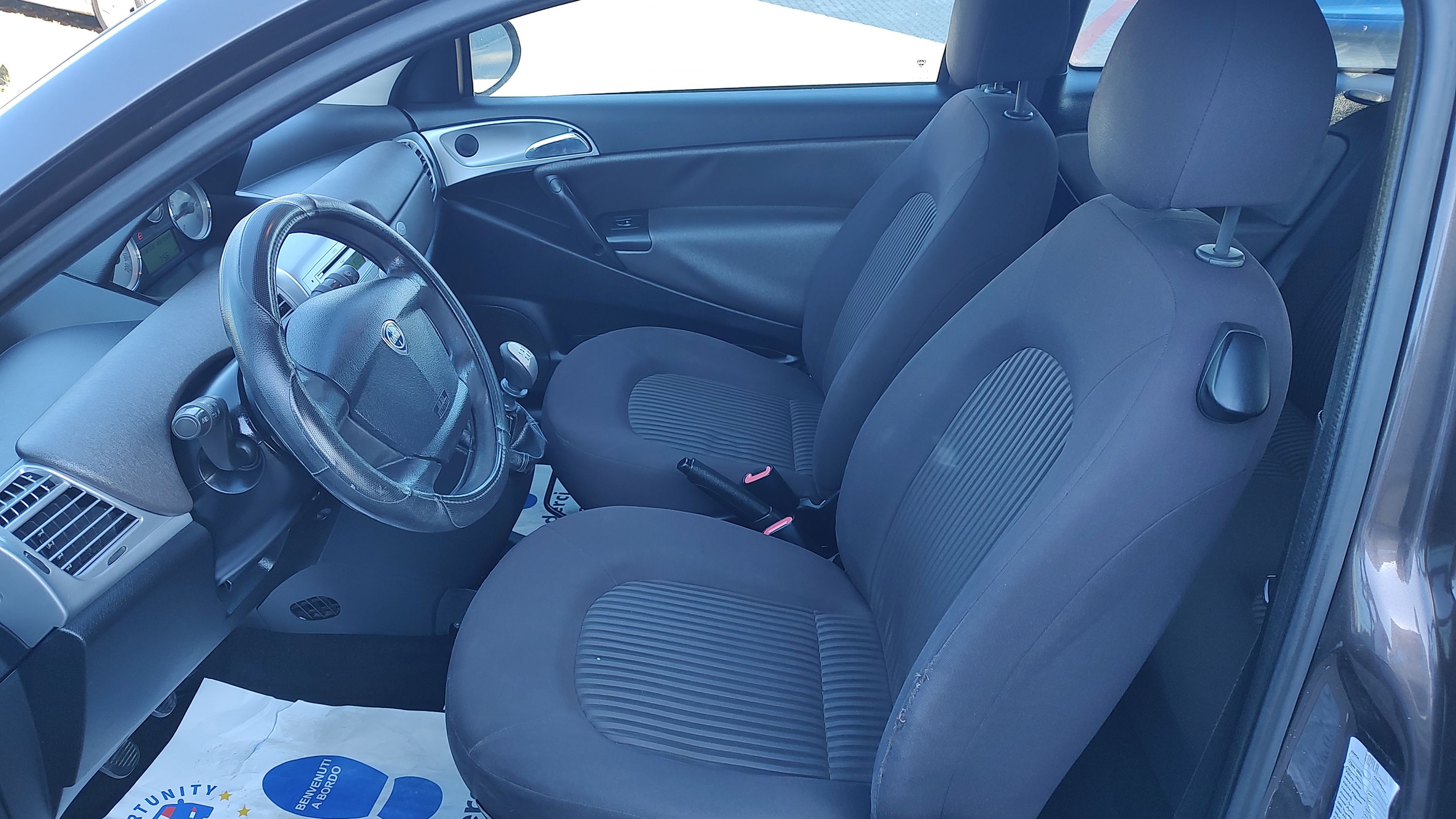 Lancia Ypsilon 1.2 8v Argento 69cv 2010 — foto 9