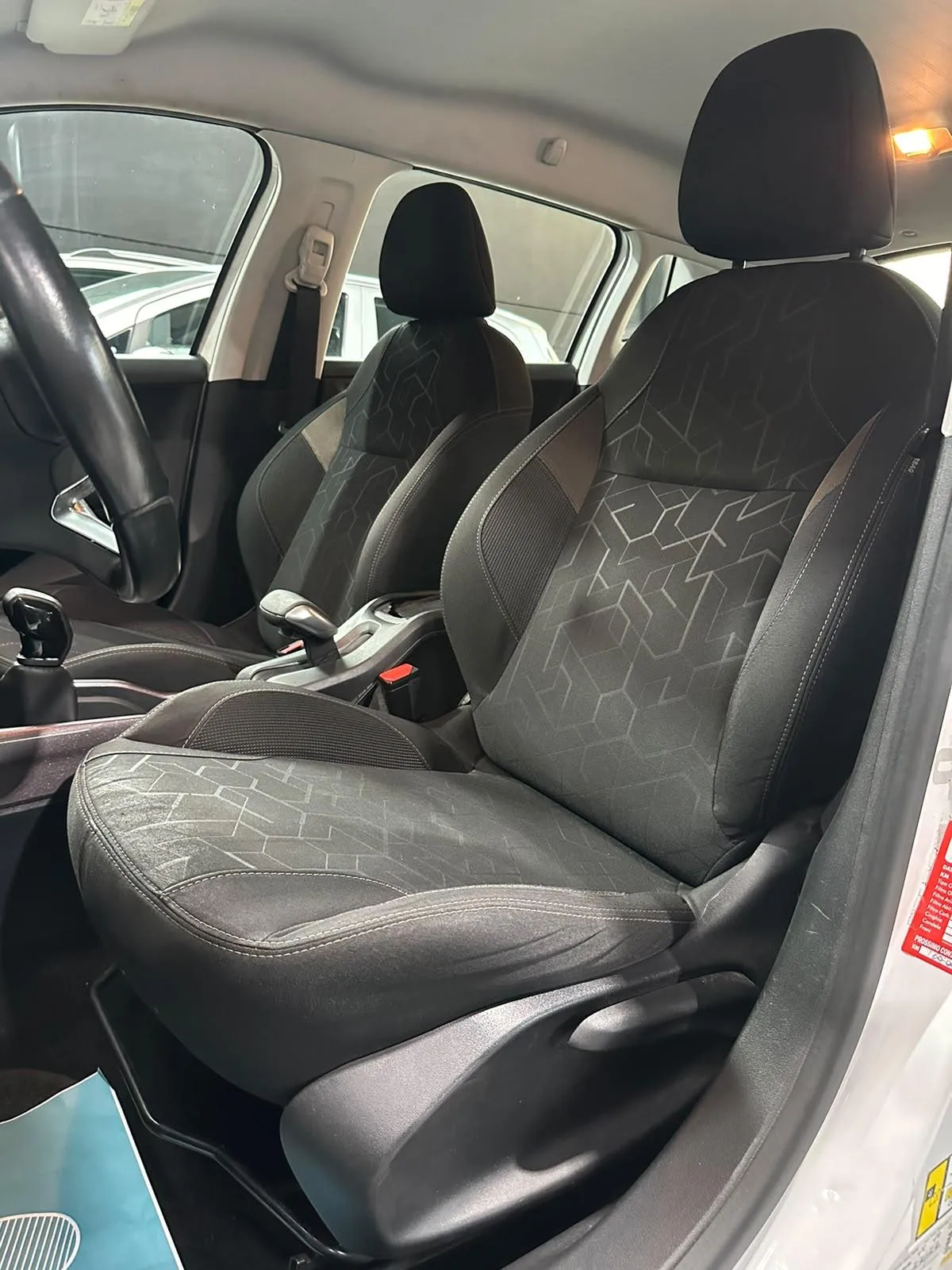 Peugeot 2008 Benzina Neopatentati 2015 — foto 11