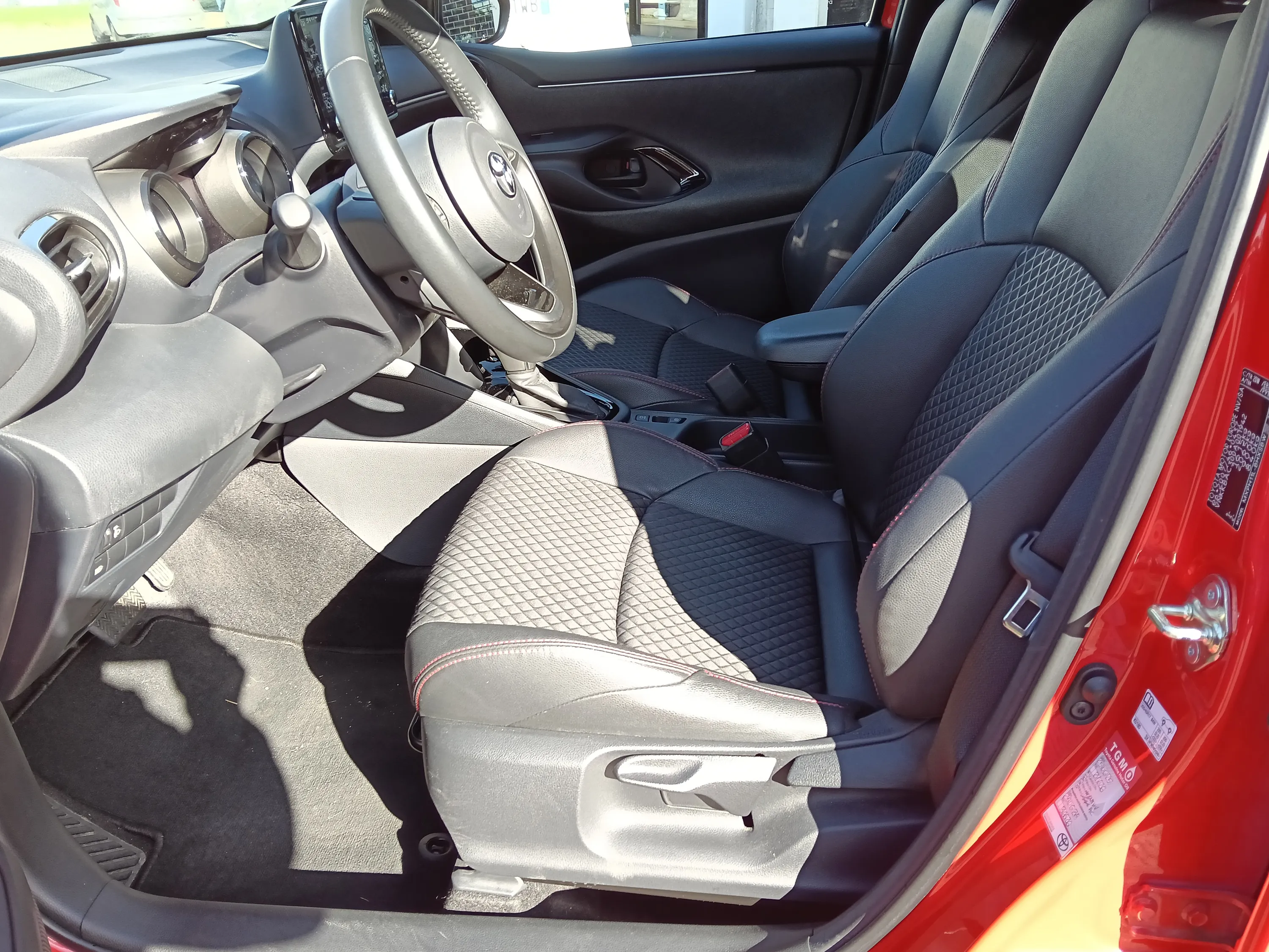 Toyota Yaris 1.5h Premiere 2020 — foto 6