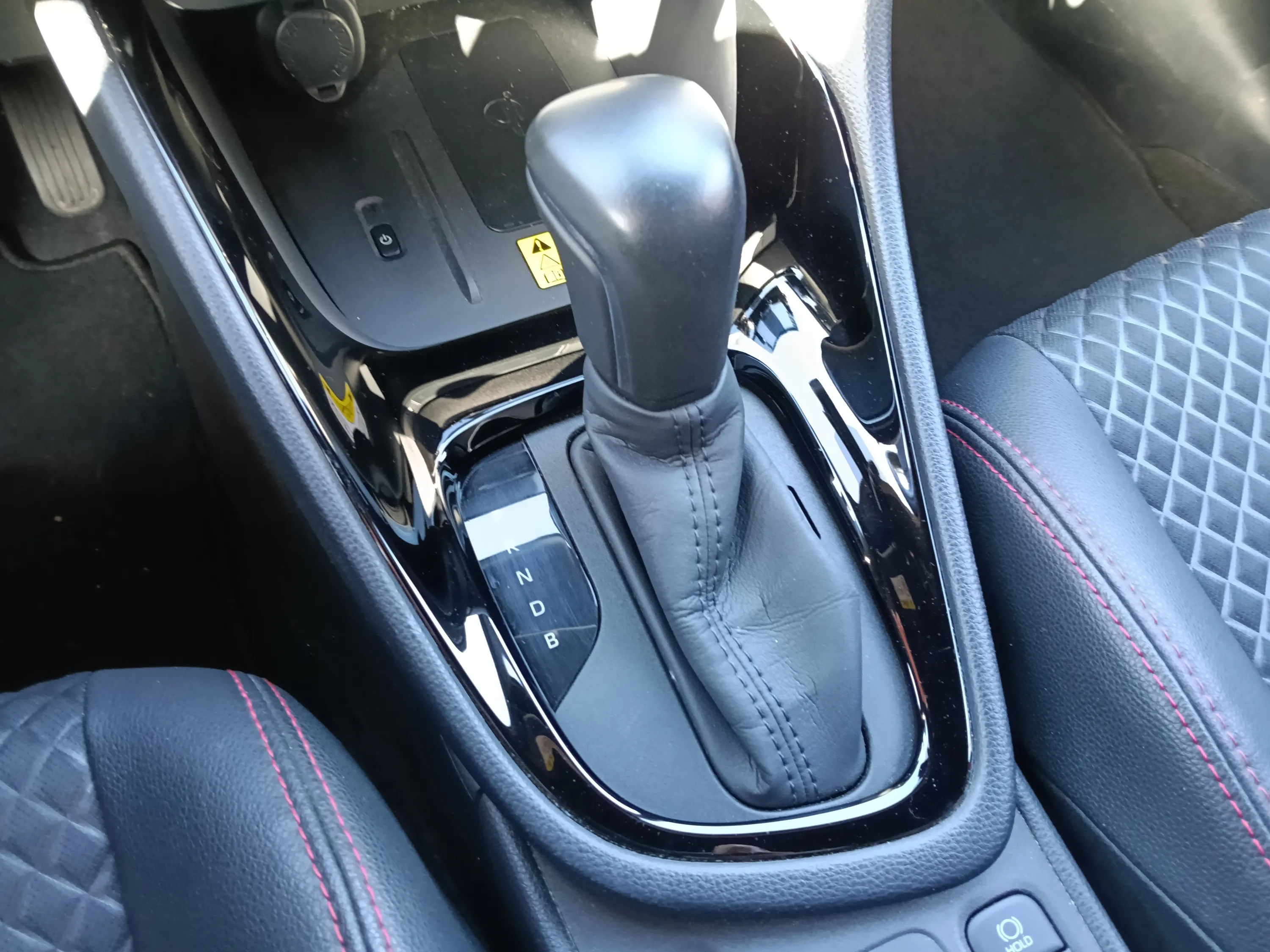 Toyota Yaris 1.5h Premiere 2020 — foto 12