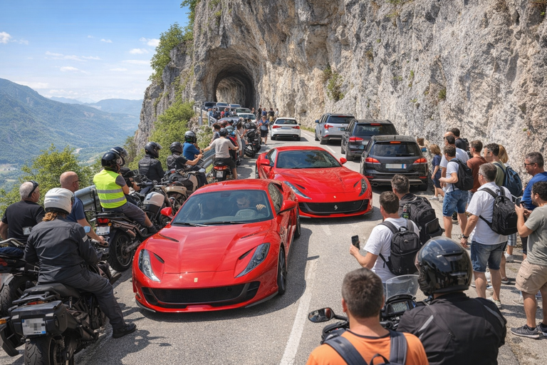 Ingorgo di lusso: due Ferrari bloccate sulla strada del Menador