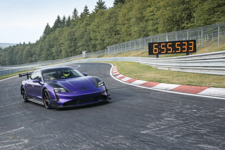 Porsche Taycan Turbo GT: un record straordinario al Nürburgring con il kit Manthey