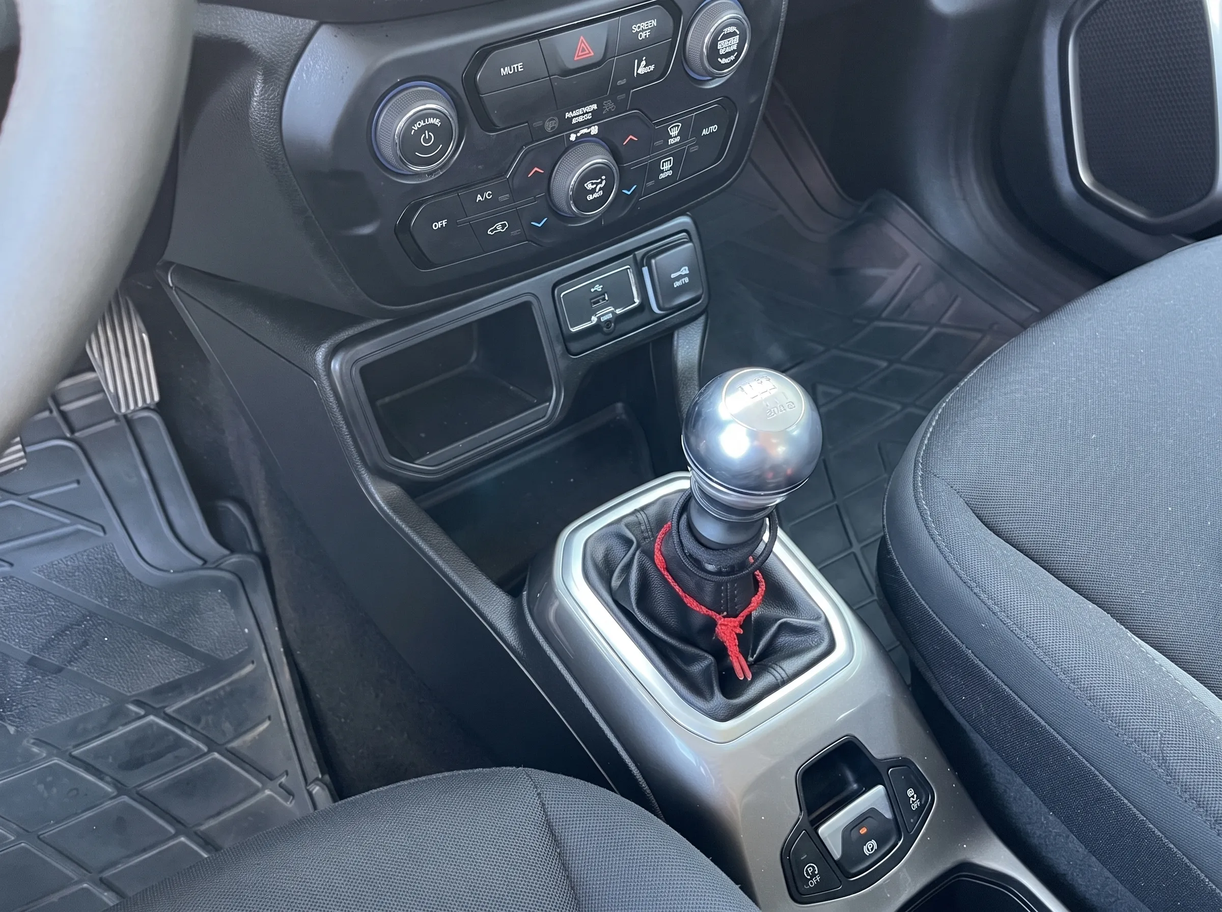 Jeep Renegade 120CV Limited Autocarro N1 2022 — foto 13