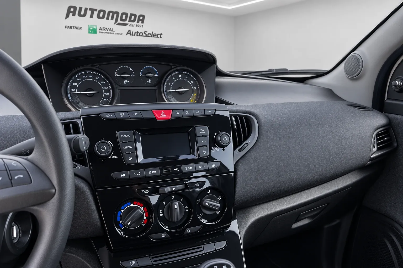 Lancia Ypsilon HYBRID SILVER 2023 — foto 9